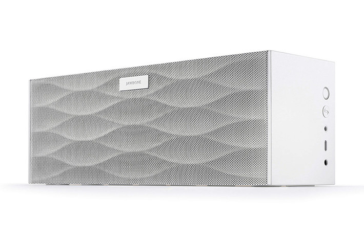 JAWBONE BIG JAMBOX: Là một trong những chiếc loa không dây rất đáng chú ý với các công năng của một speakerphone và cho ra chất âm tuyệt hảo. Loa có một cổng đầu vào AUX, thời lượng pin sử dụng 15 giờ. Mẫu loa này nằm giữa phân khúc loa bán chuyên nghiệp và loa di động giải trí, phù hợp để dùng trong nhiều hoạt động khác nhau. Cũng như Bose, loa có giá bán khá "chát": 299,99 USD.