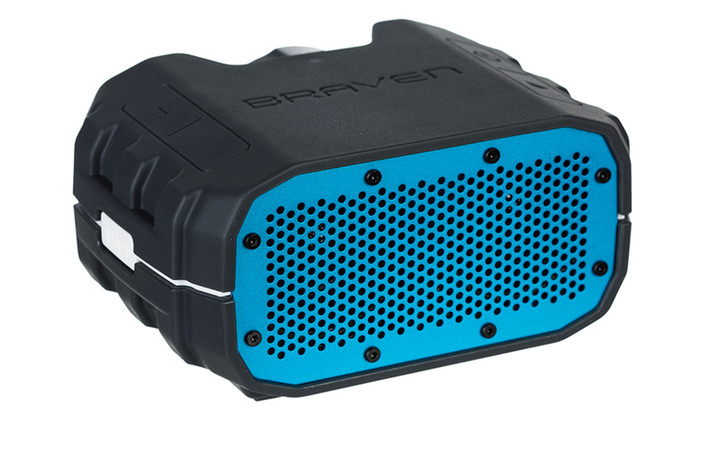 BRAVEN BRV-1: Loa của Braven tập trung về tính năng mạnh mẽ nhằm cho ra âm thanh lớn hơn so với kích cỡ, với mức giá rất bình dân. Mẫu BRV-1 là tùy chọn rất đáng chú ý nhờ còn bổ sung thêm nhiều tính năng bền bỉ với chất âm hướng “thiên nhiên” thích hợp dùng ngoài trời. Ngoài kiểu dáng “quân đội”, loa có khả năng chống nước và pin cho 12 giờ phát mở (thậm chí có thể dùng để sạc điện thoại). Giá bán: 99,99 USB.