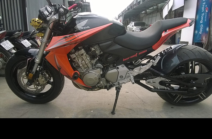 Theo chia sẻ của chủ lò độ Motor Phi Long, phong cách độ của xưởng là trang bị cho xe những bộ body kit bắt mắt, tuy nhiên sẽ giữ lại kết cấu nguyên bản của xe. Do đó, khi người chơi xe muốn quay về phong cách "zin" (nguyên gốc) sẽ không gặp khó khăn nào.