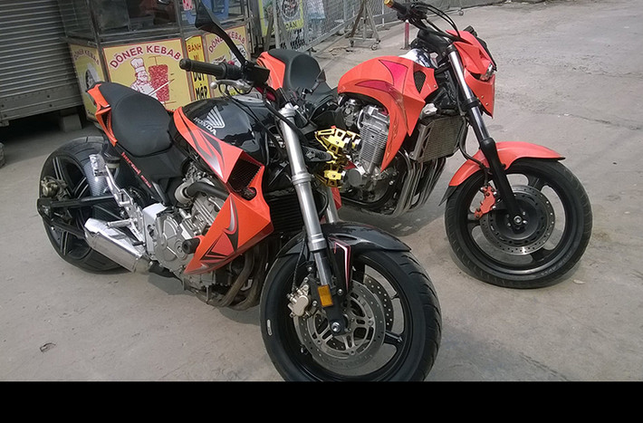 Theo chia sẻ của chủ xưởng độ Motor Phi Long, hai mẫu xe này thuộc sở hữu của một người chơi xe tại Nghệ An và một người ở phía Nam. Chủ xe đã đặt xưởng độ chế lại bộ body kit và cặp bánh lớn phía đuôi xe.