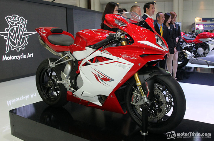 Siêu mô tô MV Agusta F4 RR trang bị động cơ 4 xi-lanh, dung tích 998 phân khối, sản sinh công suất tối đa 201 mã lực, mô-men xoắn cực đại 114 Nm, tốc độ tối đa đạt 296 km/h.