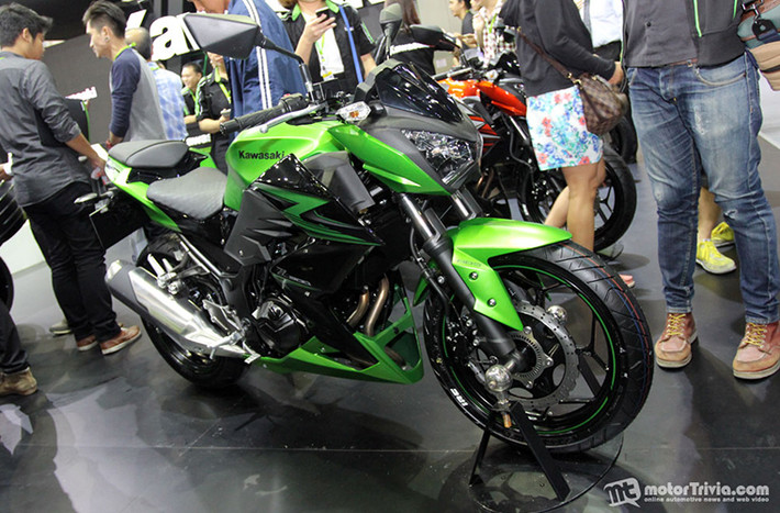 Kawasaki Z300 ABS ra mắt cách đây không lâu tại triển lãm xe EICMA 2014. Thiết kế của xe sở hữu những đường nét góc cạnh quen thuộc của dòng naked bike Z-Series, mang lại diện mạo hầm hố và bắt mắt cho Z300. Cung cấp sức mạnh cho xe là khối động cơ 4 thì, xi-lanh đôi, dung tích 296cc, làm mát bằng dung dịch, tích hợp phun xăng điện tử, kết hợp hộp số 6 cấp, công suất tối đa 39 mã lực tại 11.000 vòng/phút, mô-men xoắn cực đại 27 Nm tại 10.000 vòng/phút.
