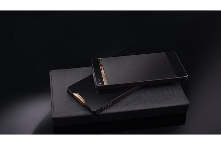 Gresso Regal Black được bán với 3 phiên bản: Phiên bản R1 (giá 3000 USD, vật liệu chỉ bằng titanium)...