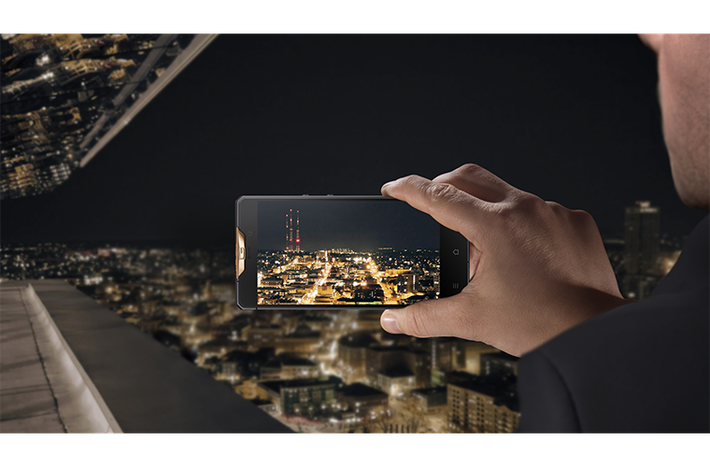 Gresso Regal Black chạy hệ điều hành Android 4.4 KitKat, có camera sau 13MP và camera trước 5MP.