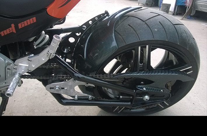 Dè sau xe được làm từ sợi carbon. Theo chia sẻ của chủ lò độ, chiếc Hornet 600 do chính tay anh độ có chi phí khoảng 6.000 USD, rẻ hơn rất nhiều nếu dùng những phụ kiện nhập khẩu từ nước ngoài. Trong khi đó, mẫu Honda X4 có giá thành độ rẻ hơn, chỉ khoảng 4.500 USD.