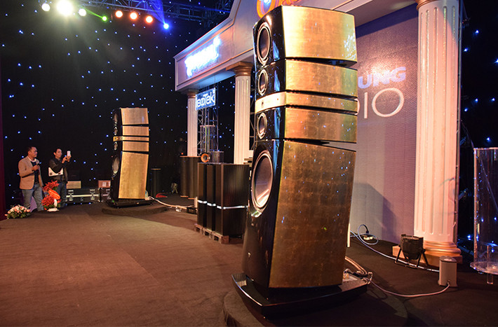 FOCAL GRANDE UTOPIA là ông vua của AV Show Hà Nội 2014 này với mức giá ngất ngưởng 8 tỷ 600 triệu đồng. Bên cạnh những công nghệ thượng đỉnh của Focal, thùng loa được phủ vàng 24K là một yếu tố không nhỏ.