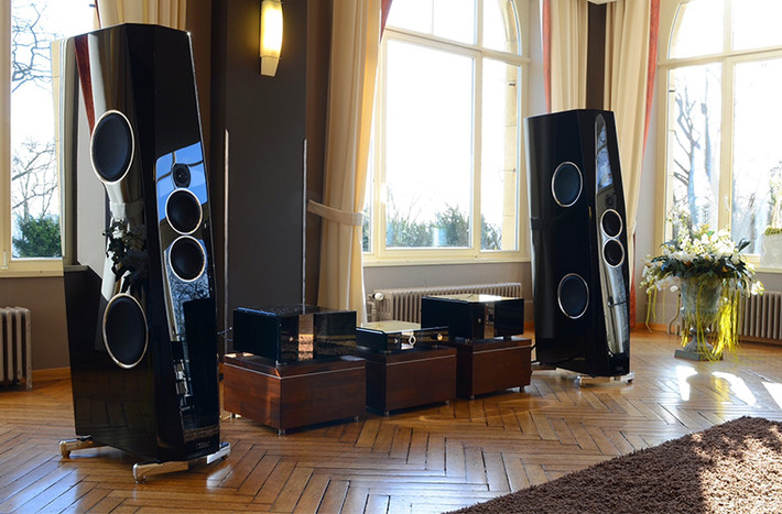 TIDAL AGORIA được chế tác tỉ mỉ hoàn toàn thủ công. Sự độc đáo nằm ở bố trí của 8 củ loa được đặt ở cả 4 mặt trên mỗi loa đơn. Để sở hữu cặp loa này, dân chơi âm thanh sẽ phải chi tới 2 tỷ 640 triệu đồng.