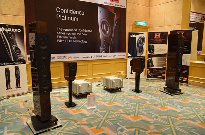 Là dòng loa đẳng cấp ultra-hiend, DYNAUDIO CONFIDENCE PLATIUM thường được đánh giá nhỉnh hơn các đối thủ cùng tầm giá. Để sở hữu cặp loa tinh tế này, khách hàng phải chi khoảng 572 triệu đồng.