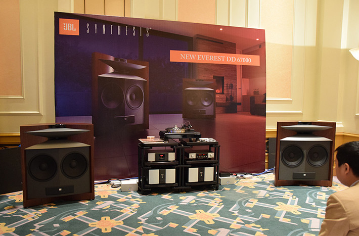 JBL EVEREST DD67000 với mức giá lên tới 1 tỷ 540 triệu có thể gây choáng cho nhiều người, tuy nhiên những gì nó thể hiện được các chuyên gia âm thanh đánh giá là đáng tiền.