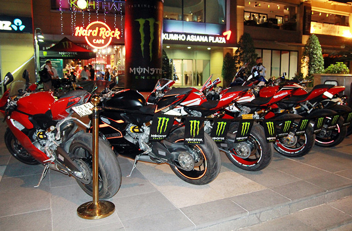 Có 6 chiếc Ducati tham dự chương trình này, gồm 5 chiếc 899 Panigale và một chiếc Monster 1100. Ducati 899 Panigale là dòng mô tô thể thao hạng trung mới ra mắt tại Việt Nam, giá hãng công bố là 577 triệu đồng.