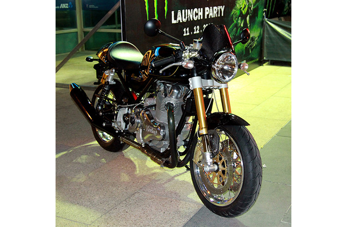 Một chiếc cafe racer được độ đầy đủ phụ tùng hàng hiệu như cặp phuộc trước, sau Ohlins, thắng đĩa Brembo...