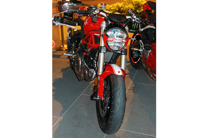 Ducati Monster 1100 được trang bị khá nhiều đồ chơi hàng hiệu.