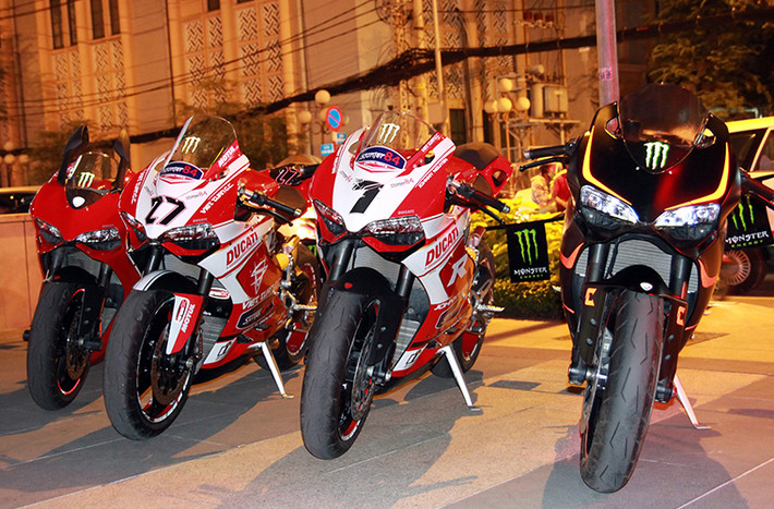 Những chiếc xe này đều được dán họa tiết chữ M cách điệu của chữ Monster, tượng trưng cho vết cào của quái vật trong series phim nổi tiếng của Mỹ.