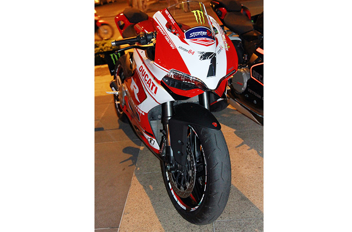 Đây là chiếc Ducati 899 Panigale được dán decal trắng tương phản trên màu sơn đỏ, cùng những họa tiết theo ý thích của chủ nhân.