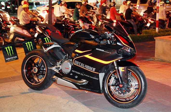 Ducati 899 Panigale được dán decal phản quang, tạo nên những đường sọc nổi bật trong đêm.