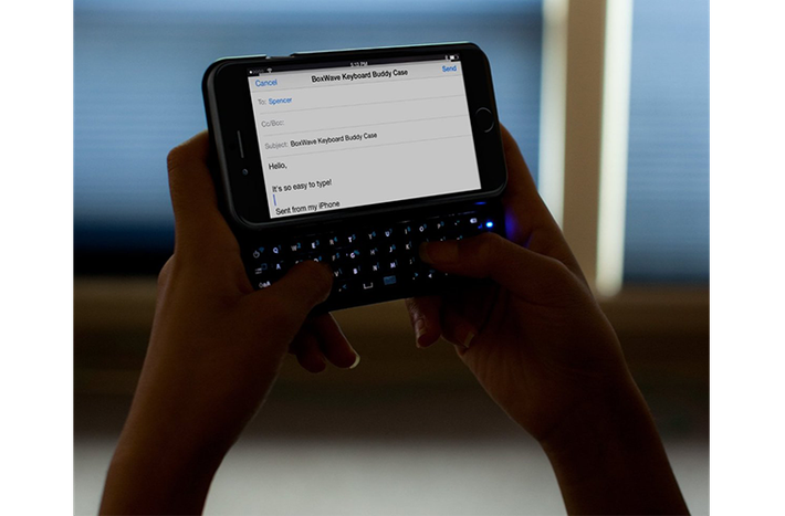 Nếu bạn đã từng là người dùng BlackBerry và không quên được bàn phím kinh điển của nó, chiếc ốp lưng iPhone 6 này sẽ giải tỏa được nỗi nhớ đó bằng một bàn phím thật sự. Nó sẽ giúp bạn nhập liệu nhanh hơn nhiều. Hiện được bán trên Amazon với giá 60,51 đô.