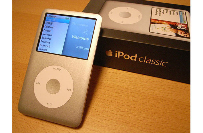 Apple đã không còn sản xuất iPod Classic nữa. Nếu bạn là một fan "táo khuyết" hoài cổ và tạo được sự chú ý của các fan khác, hãy tự tin bỏ ra 495 đô để rước một chiếc về từ Amazon.