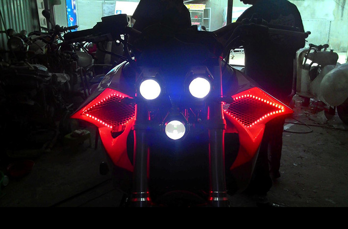 Quanh hai hốc hút gió trên ốp bình xăng, xe được trang bị thêm dải đèn LED tạo hiệu ứng đẹp mắt khi kết hợp với đèn pha vào ban đêm.