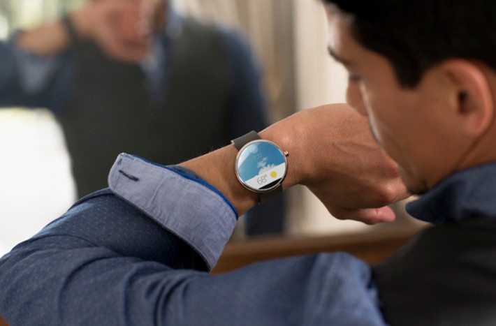 Moto 360 đã chứng tỏ đồng hồ thông minh còn có thể là món đồ thời trang đeo trên cổ tay bạn, với một sợi dây đeo bằng da bắt mắt.