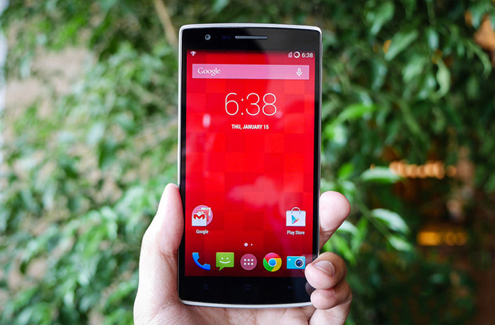OnePlus One đã chứng minh rằng bạn không cần tốn bộn tiền để mua một chiếc smartphone cao cấp. Có cấu hình mạnh tương đương Sony Xperia Z2, nhưng OnePlus One có giá rẻ đến bất ngờ: 299 USD (6,3 triệu) cho bản 16GB và 350 USD (7,4 triệu) cho bản 64GB.