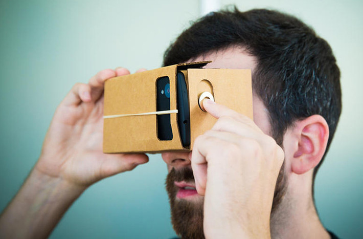 Google Cardboard là giải pháp thực tại ảo miễn phí. Dự án mã nguồn mở này cho phép bạn đút smartphone vào một bộ kính lắp ghép từ bìa các-tông và trải nghiệm thực ảo bất kỳ nơi nào.