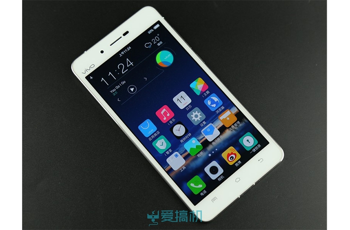 Là mẫu smartphone mới nhất đến từ nhà sản xuất Trung Quốc, Vivo X5 Max có kiểu dáng giống Oppo R5 và có độ dày chỉ 4 mm.