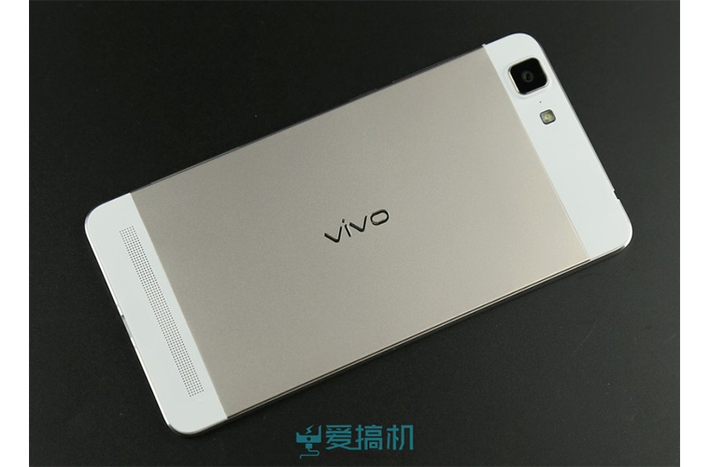 Mặt sau Vivo X5 Max có thiết kế chia thành 3 phần rõ rệt, với camera 13MP quay phim Full HD 1080p.
