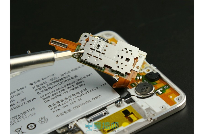 Hai khe cắm SIM của Vivo X5 Max khá đặc biệt, trong đó 1 khe là micro-SIM và khe còn lại có thể tùy chọn cắm nano-SIM hoặc thẻ micro-SD/TransFlash.