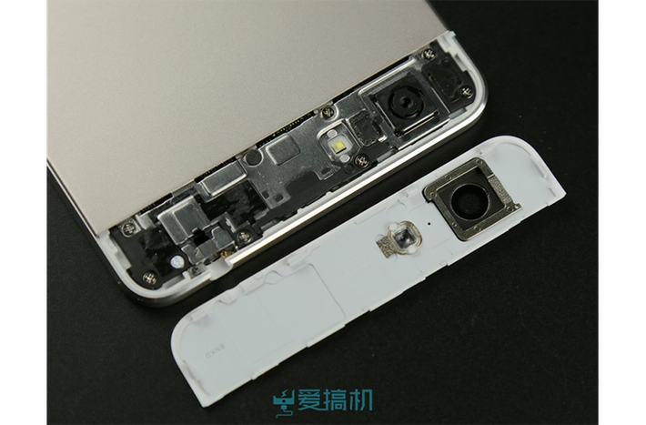 Nắp đậy cạnh trên hé lộ thấu kính bên trong camera.