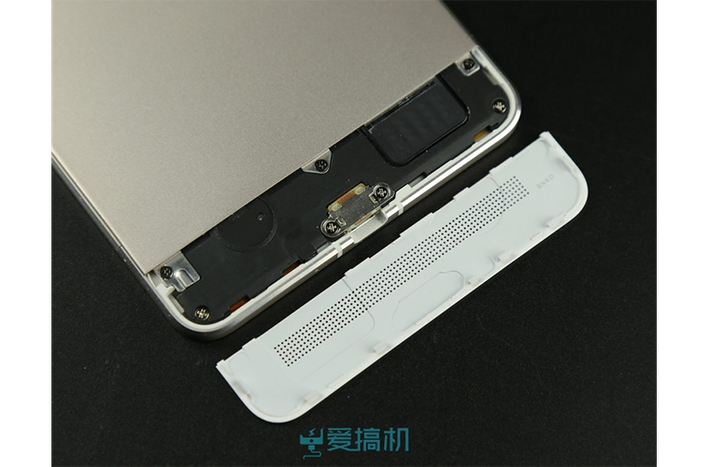 Nắp đậy dưới cạnh đáy được mở ra hé lộ nắp bảo vệ cổng micro-USB.