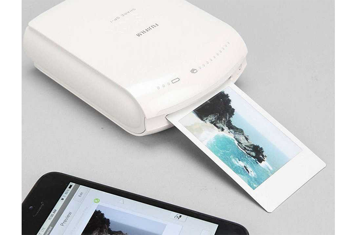 In ảnh để gởi cho người thân có thể mất nhiều thời gian. Chiếc máy in kết nối với iPhone qua WiFi của hãng Fuji này sẽ là giải pháp cho bạn khi có thể in ngay khi cần. Hiện được bán trên Urban Outfitters với giá 199 đô.