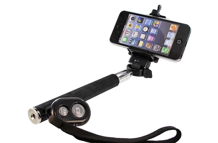 Chụp tự sướng mà muốn đẹp lung linh thì cần phải có gậy "selfie". Tuy trông "khác" người khi sử dụng nhưng nó là món đồ đã trở thành trào lưu trong năm nay. Sản phẩm trên hình có giá chỉ 5,99 đô trên Amazon.