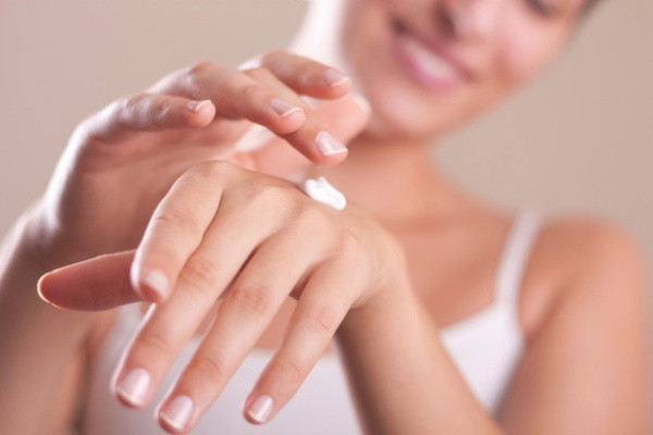 Riêng với đôi tay khô ráp, bạn có thể thoa kem dưỡng da rồi đắp lên tay chiếc khăn thấm nước ấm vừa phải trong khoảng 15 phút.