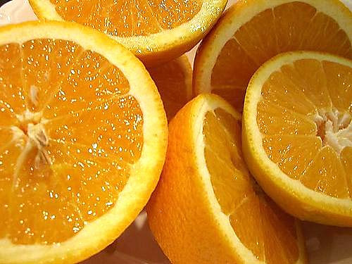 Quả cam. Các loại quả họ cam quýt rất giàu vitamin, nhất là vitamin C và canxi. Một quả cam có khoảng 60mg canxi là loại quả giàu dinh dưỡng cho phụ nữ mang thai.