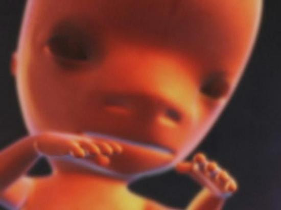 Tuần thứ 16: Các cơ trên mặt bé chuyển động nhiều hơn. Bé đã biết liếc mắt hoặc cau mày. Bé đã có các ngón chân và móng tay, có mi mắt.