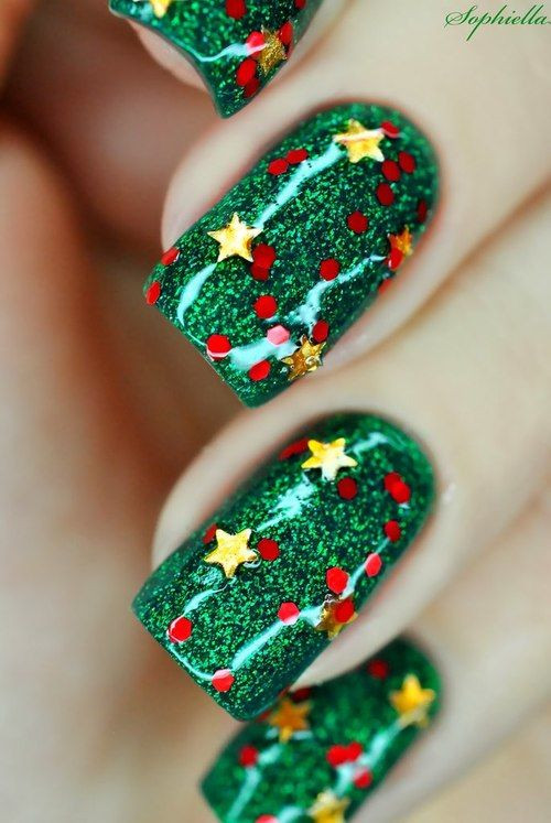 Mẫu nail hình cây thông noel trang trí sặc sỡ.