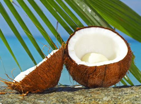 Trong 80g cơm dừa có chứa 238 calo, 23,3g chất béo bão hòa, 1,1 chất béo đơn không bão hòa... Vì thế nếu bạn đang ăn kiêng thì tốt nhất hạn chế tiêu thụ dừa vì nó làm tăng lượng calo mà bạn hấp thụ.
