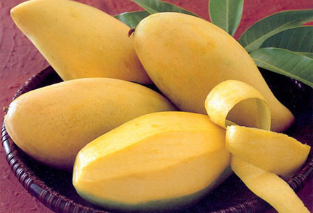 Quả xoài. Quả xoài Xoài được đánh giá là vua của các loại trái cây, bởi hương vị thơm và ngọt ngào. Đây cũng là nguồn tuyệt vời của vitamin A và C. Tuy nhiên đây cũng là loại trái cây có chứa hàm lượng calo cao. Nếu bạn ăn một quả xoài, bạn đã hấp thu vào cơ thể khoảng 100 calo. Vì vậy, đừng nên ăn nhiều xoài nếu bạn đang kiểm soát lượng calo khiến mình tăng cân.