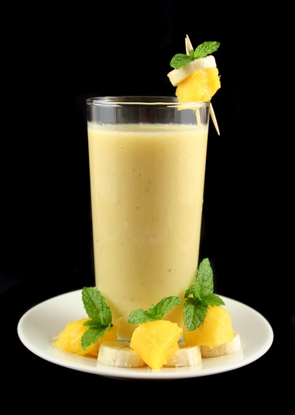 Sinh tố chuối, xoài. Chuối chứa nhiều kali kết hợp với nguồn vitamin C,A trong xoài giúp nuôi dưỡng da từ sâu bên trong, da sẽ luôn căng mịn, hồng hào.