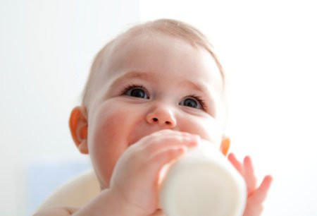 Bắt con tập ti bình khi mẹ vẫn đang còn sữa. Rất nhiều bà mẹ có tâm lý muốn tập cho con ti bình vì tới thời điểm mẹ phải đi làm. Đây là một điều hoàn toàn sai lầm. Khi mẹ đi làm có thể vắt sữa để nhà cho bé ăn. Nếu bé không chịu ti bình thì cho bé ăn bằng thìa. Bởi khi bé đã ti bình quen, bé có thể bỏ bú mẹ và như thế nguồn sữa của mẹ sẽ sớm bị kiệt.