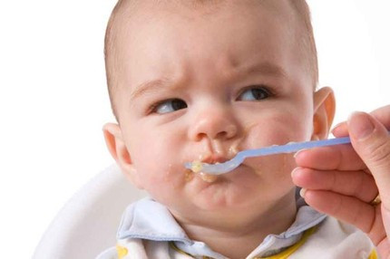 Còn nếu người lớn lại “nhá” rồi mới đút cho trẻ, trẻ chỉ việc nuốt thì quả thật đã tước đi cơ hội nhai của trẻ, làm giảm tiết nước bọt và khiến cho cơ nhai và răng không còn cơ hội rèn luyện. Lâu dần, sẽ ảnh hưởng không tốt đến sự ăn uống và công năng tiêu hóa của trẻ.