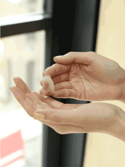 Bước 6: Chà nhẹ hỗn hợp trên trong lòng bàn tay khoảng 15 giây để làm ấm. Phụ nữ Hàn tin rằng bàn tay càng ấm, khi massage kem càng dễ hấp thu vào da.
