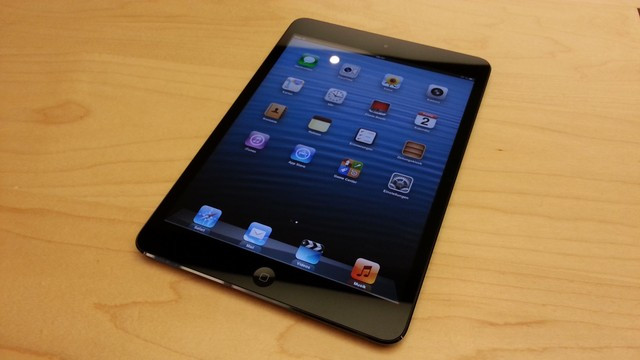 Dù đã ra mắt khá lâu song iPad Mini vẫn xứng đáng là một trong trong số ít những máy tính bảng mỏng và nhẹ nhất thế giới. Mặc dù được thiết kế với vỏ nhôm song chiếc tablet màn hình 7,9 inch này có độ dày 7,2mm và chỉ nặng 312g, chứng minh quan điểm của Apple khi cho rằng không nhất thiết phải sử dụng chất liệu nhựa thì mới đạt được tiêu chí siêu mỏng, siêu nhẹ.