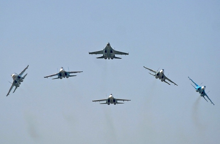 Phi đội máy bay tiêm kích Su-27 bay qua khu vực diễn ra buổi lễ.