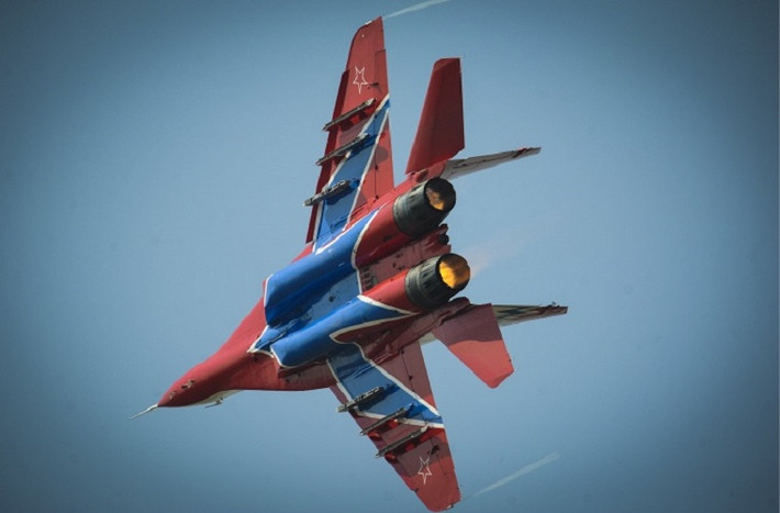 Cận cảnh một chiếc tiêm kích MiG-29 thuộc phi đội “Chim Én” đang nhào lộn trên không.