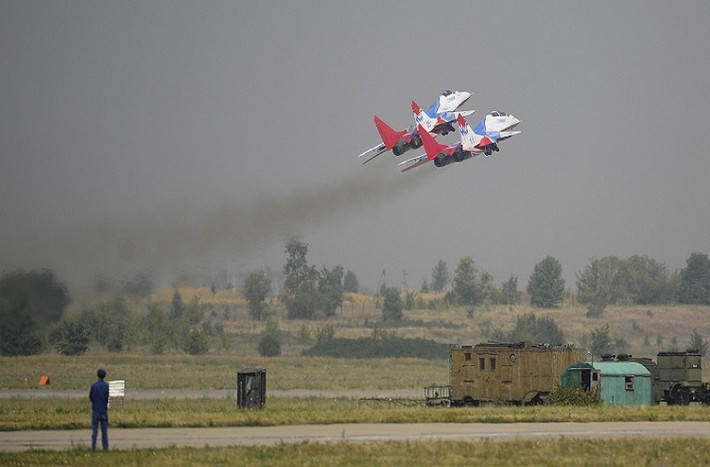Trong ảnh là phi đội trình diễn “Chim Én” (trang bị tiêm kích MiG-29) cất cánh.