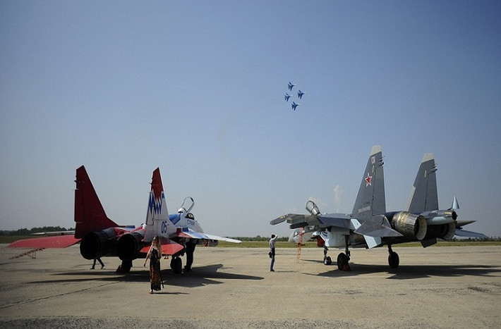 Trong ảnh là một chiếc MiG-29 đang đậu cạnh chiếc tiêm kích thế hệ 4++ Su-35.