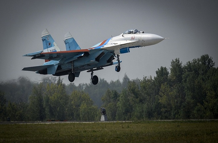 Sau khi kết thúc màn trình diễn trên không, những chiếc Su-27 bắt đầu hạ cánh xuống đường băng.