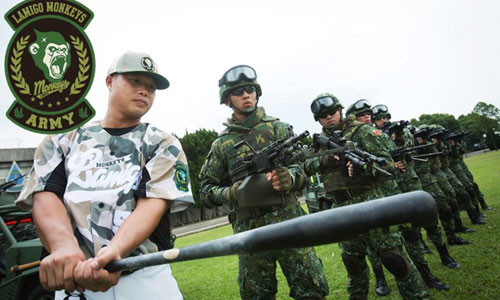 Súng ống và gậy bóng chày.