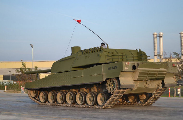 Do có sự hợp tác phát triển với Rheinmetall của Đức và Huyndai của Hàn Quốc nên xe tăng Altay có phần nào đó mang dáng dấp Leopard-2 và K-2 Black Panther.